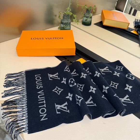 Women's Louis Vuitton Scarf - Picture 3 of 5